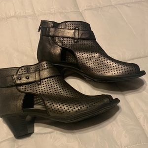 Earth Origins Woman’s Sandal.